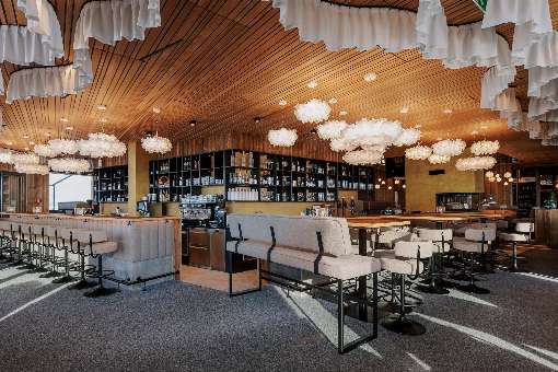 Image 2: ...fit perfectly into the ambience of the Sky Lounge thanks to the beautiful larch veneer... Photo: Gerd Eder